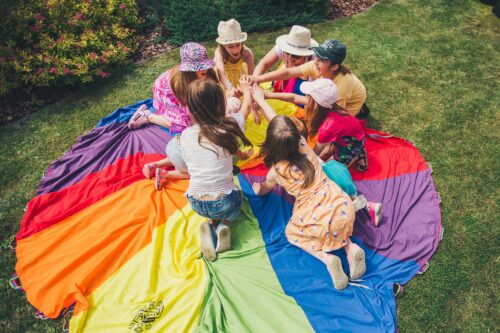 Animatorka z grupą dzieci na chuście klanza.